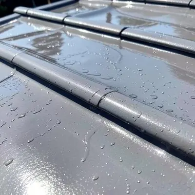 Toiture nettoyée et protégée par un traitement hydrofuge
